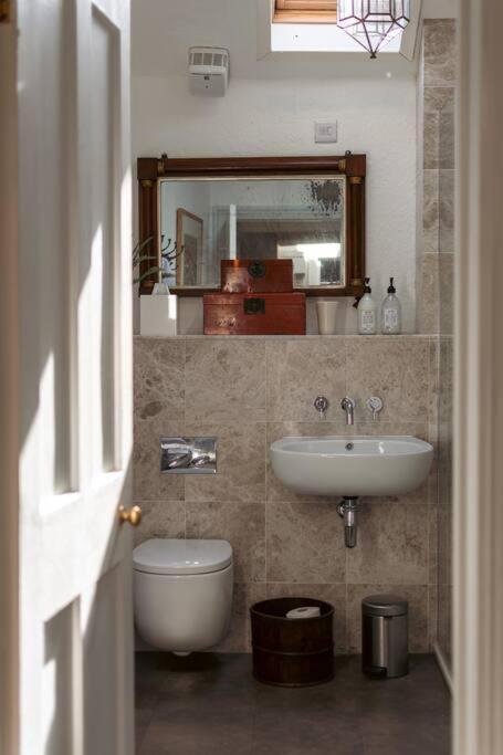 Sarah'S - A Townhouse Apartment In Georgian Holt هولت المظهر الخارجي الصورة