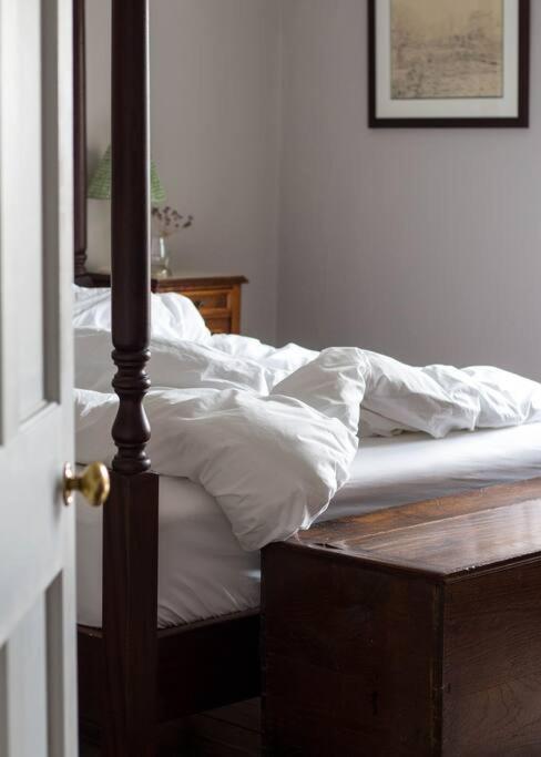 Sarah'S - A Townhouse Apartment In Georgian Holt هولت المظهر الخارجي الصورة