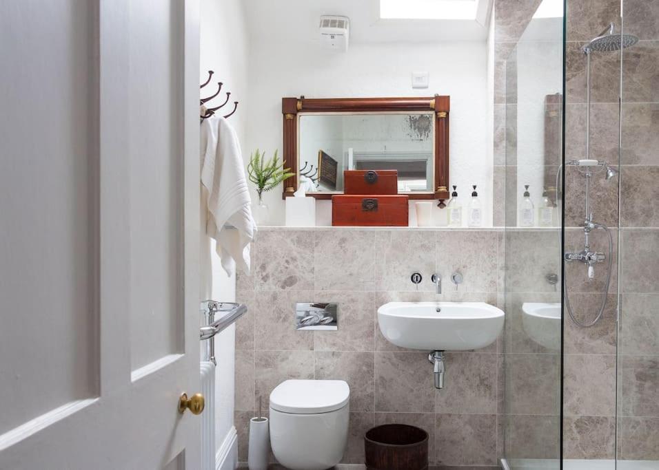 Sarah'S - A Townhouse Apartment In Georgian Holt هولت المظهر الخارجي الصورة