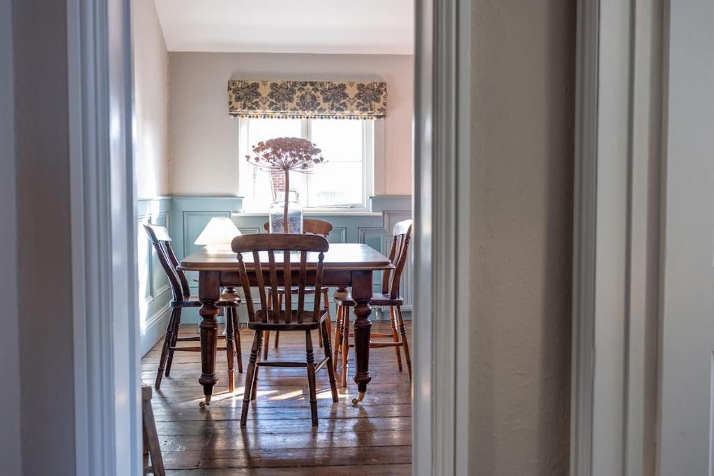 Sarah'S - A Townhouse Apartment In Georgian Holt هولت المظهر الخارجي الصورة