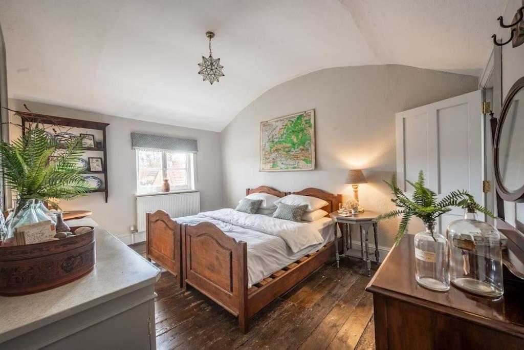 Sarah'S - A Townhouse Apartment In Georgian Holt هولت المظهر الخارجي الصورة