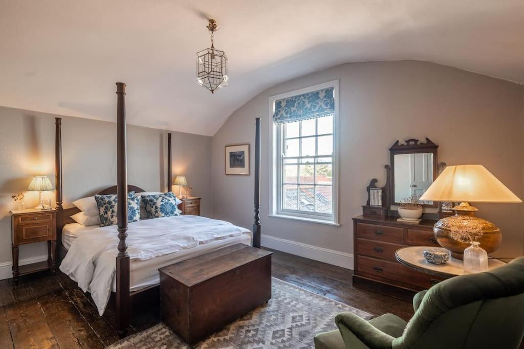 Sarah'S - A Townhouse Apartment In Georgian Holt هولت المظهر الخارجي الصورة