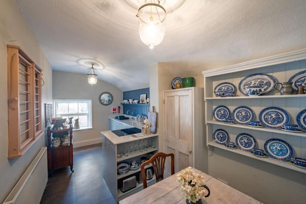 Sarah'S - A Townhouse Apartment In Georgian Holt هولت المظهر الخارجي الصورة